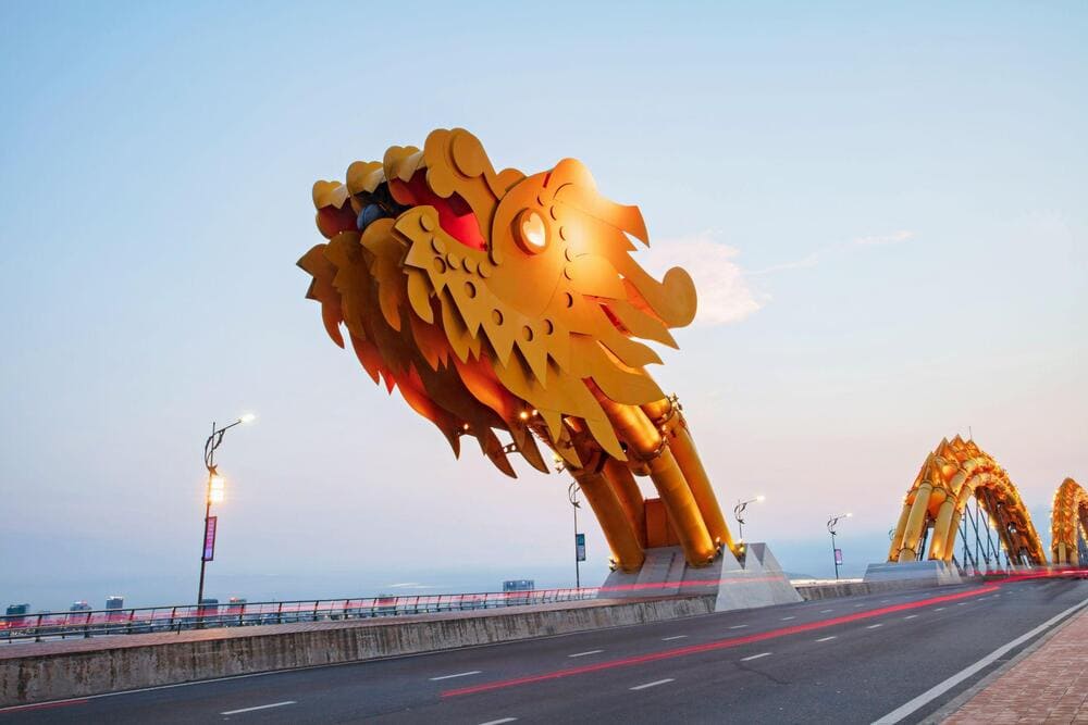 H&igrave;nh tượng con rồng tr&ecirc;n cầu l&agrave; biểu tượng cho quyền lực v&agrave; sự thịnh vượng trong văn h&oacute;a Việt Nam (Nguồn: Freepik)